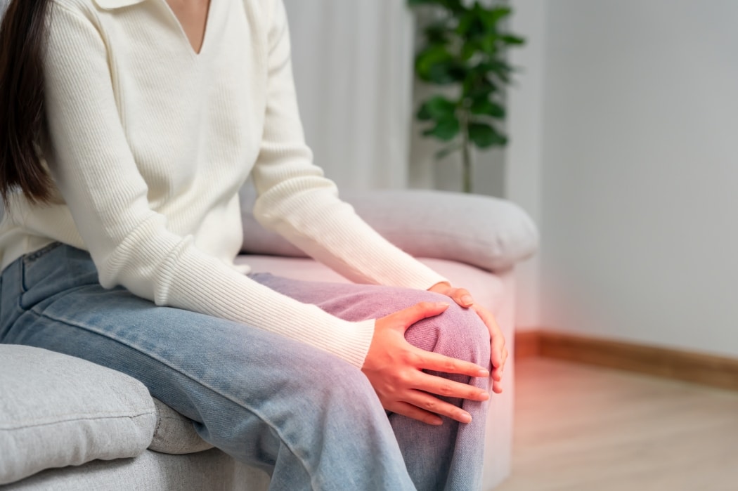 A woman suffers from sharp knee pain