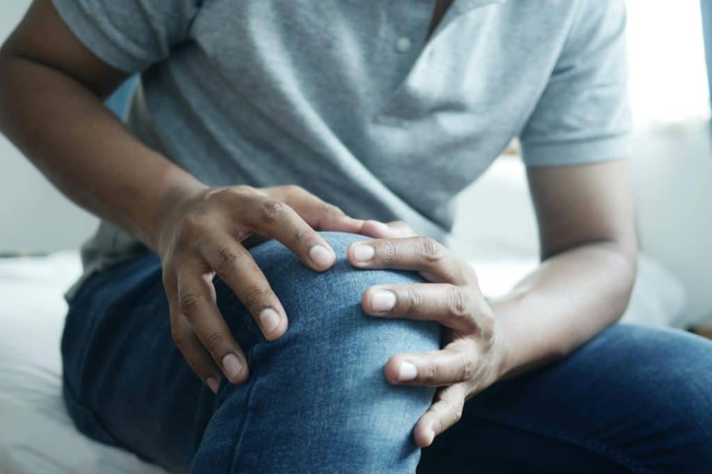 A man struggles with his knee pain